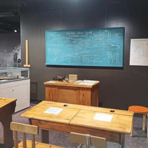 Matkailukeskus Karhuntassun koulunäyttelyn kuvitusta, liitutaulu ja kartta